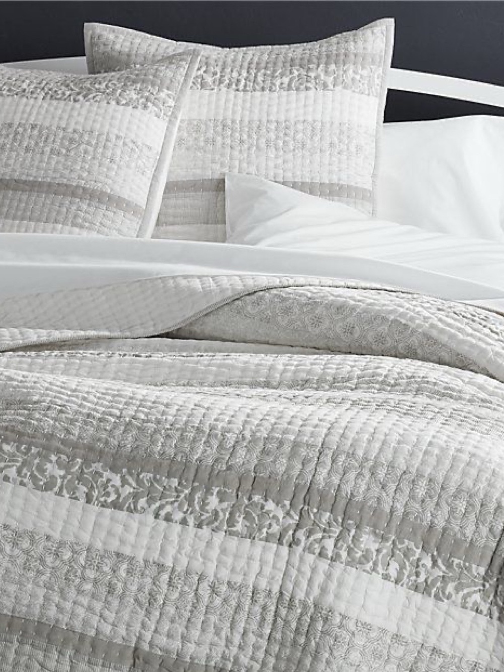 Crate & Barrel Oleana Quilt and Euro Sham Set in White and Gray King Size EUC